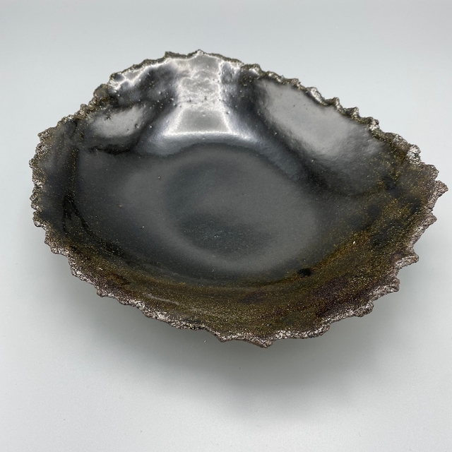 Spiky rim black platter