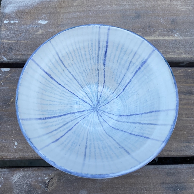 Pencil-lined blue and white bowl