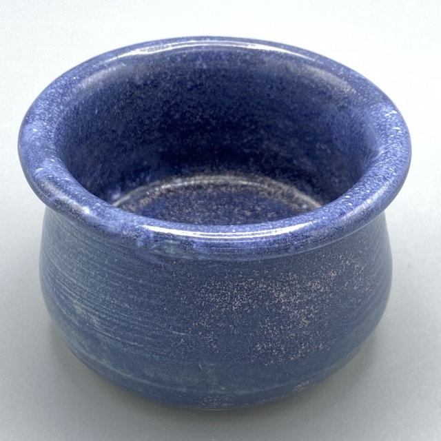 Blue rounded-rim pot