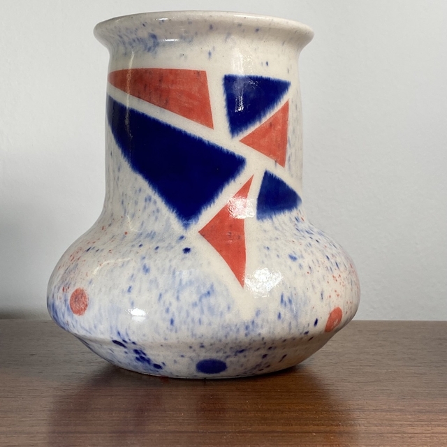 Wide-bellied vase with speckles and triangles