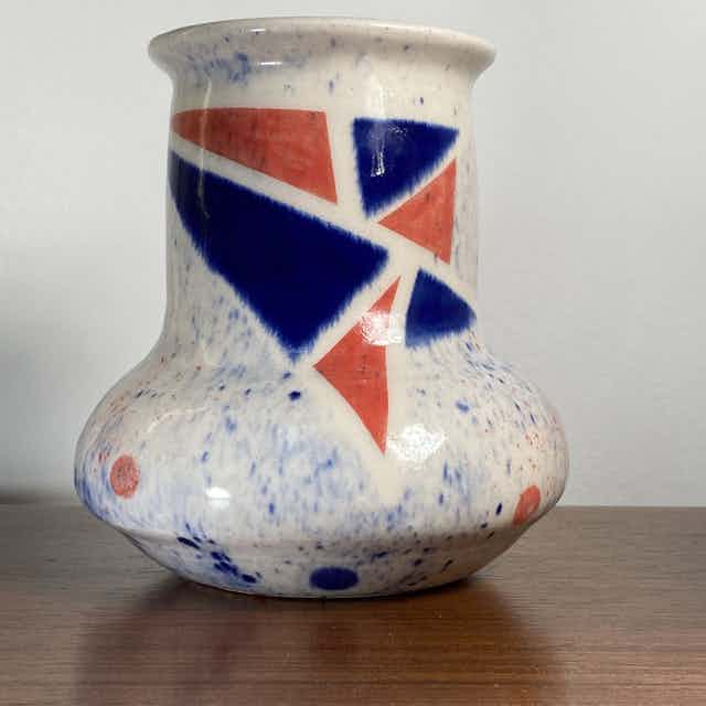 Wide-bellied vase with speckles and triangles